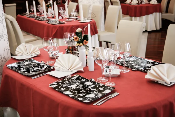 Mesas preparadas para la cena en un restaurante moderno — Foto de Stock