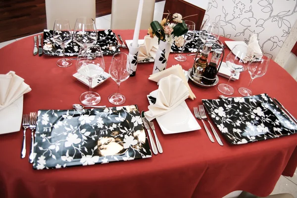 モダンなレストランの夕食のテーブル — ストック写真