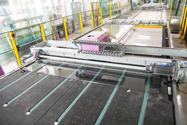 Máquinas em uma fábrica de janelas de vidro — Fotografia de Stock