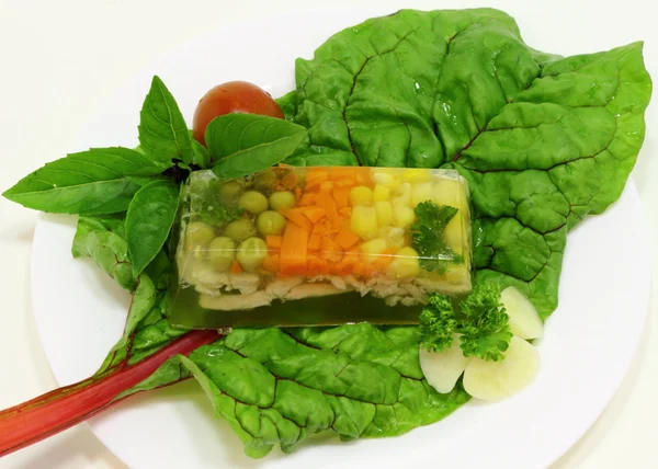 Jelly mellanmål med grönsaker och fjäderfä — Stockfoto