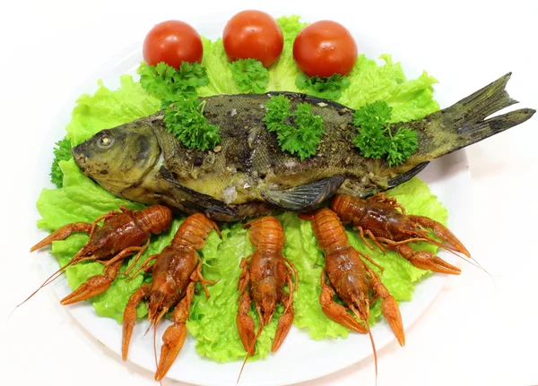 Geräucherter Fisch mit gekochten Krebsen — Stockfoto