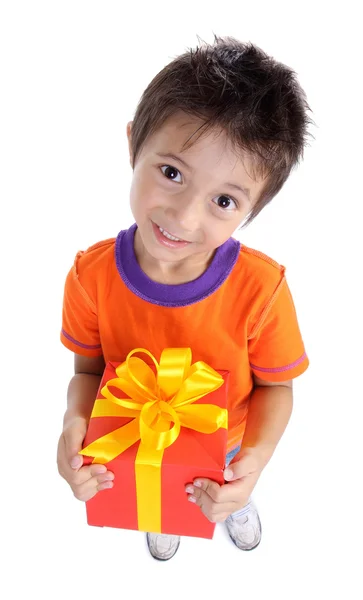 Kleiner Junge mit Geschenkbox — Stockfoto