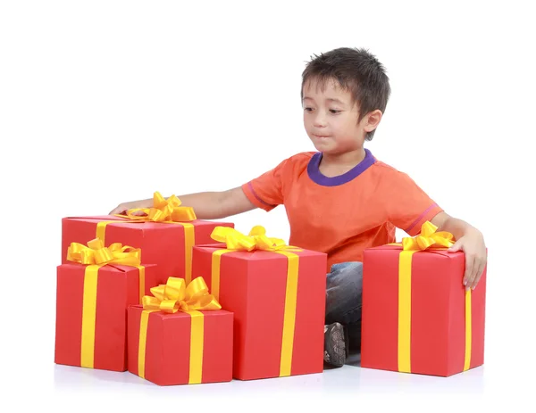 Niño con caja de regalo de pila —  Fotos de Stock