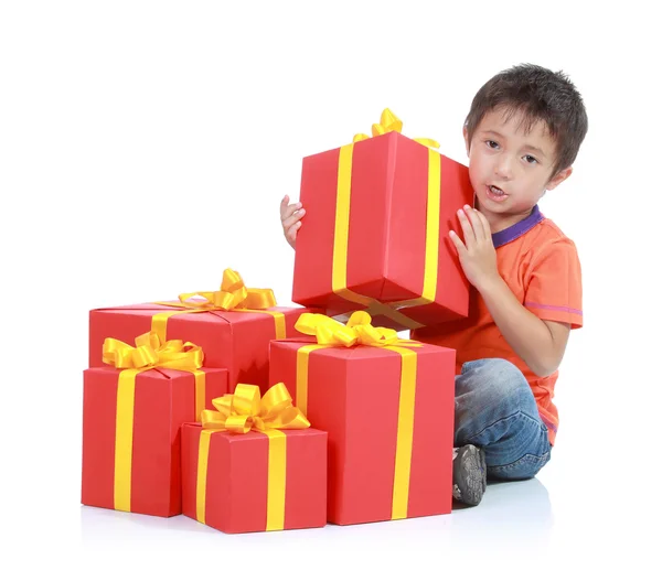 Enfant avec boîte cadeau pile — Photo