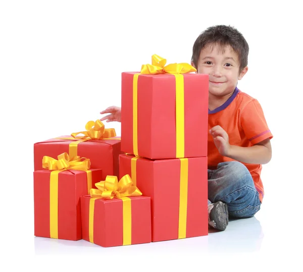Дитина зі стопкою подарункової коробки — стокове фото