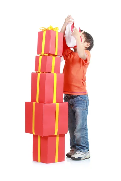 Kind met de doos van de gift van de stapel — Stockfoto