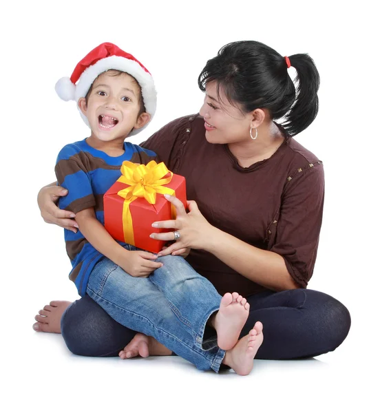 Menino de chapéu de Papai Noel e sua mãe — Fotografia de Stock