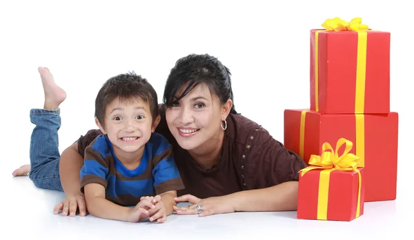 Mamma e bambino con una pila di regali . — Foto Stock