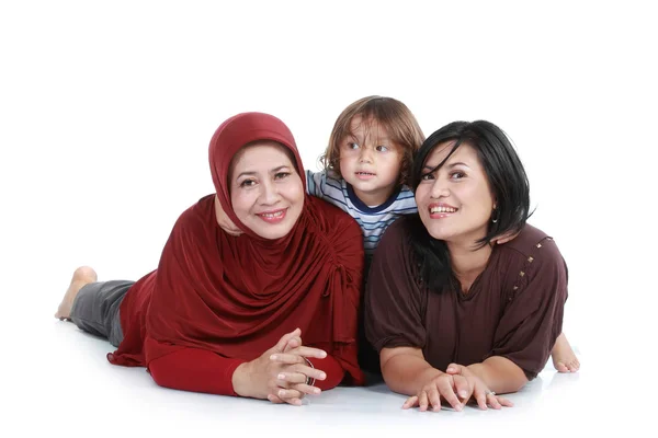 躺在地板上的穆斯林家庭幸福. — 图库照片
