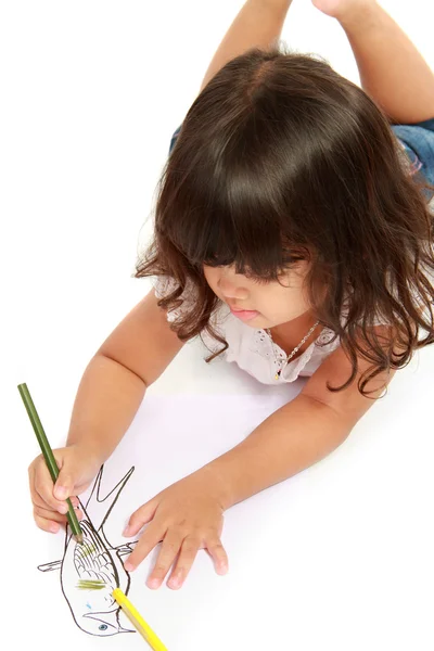 Kleines hübsches Mädchen zeichnet und färbt — Stockfoto