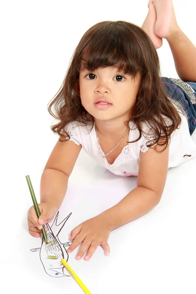Lilla vackra flicka ritar och färg — Stockfoto