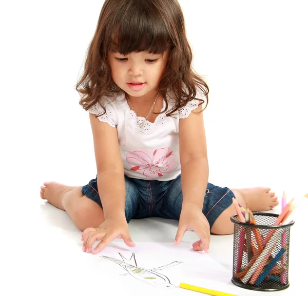 Pequena menina bonita desenha e coloração — Fotografia de Stock