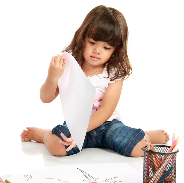 Kleines hübsches Mädchen zeichnet und färbt — Stockfoto