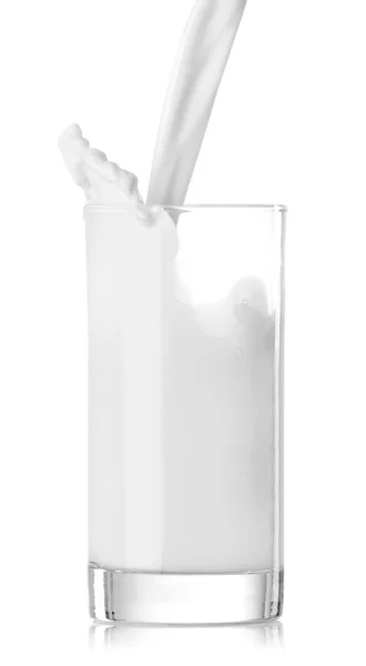 Menuangkan segelas susu. — Stok Foto