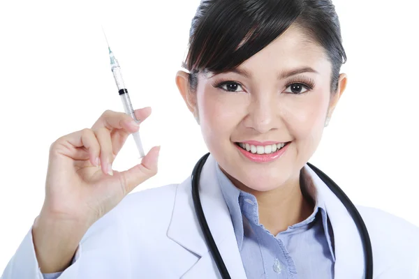 Vrouw arts houden een injectie. — Stockfoto