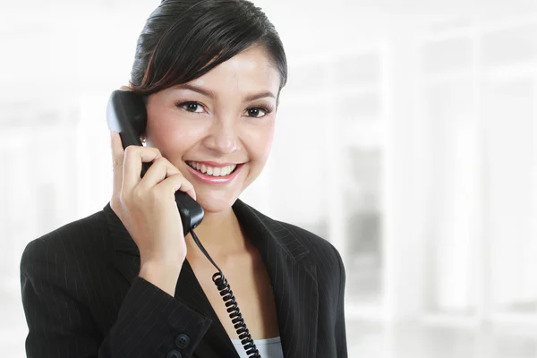 Mujer de negocios en llamada telefónica —  Fotos de Stock