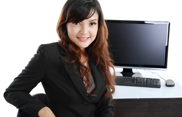 Ділова жінка використовує комп'ютер на роботі — стокове фото
