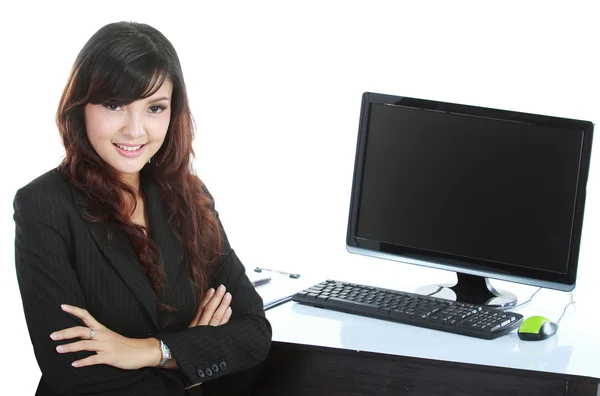 Mulher de negócios com computador no trabalho — Fotografia de Stock