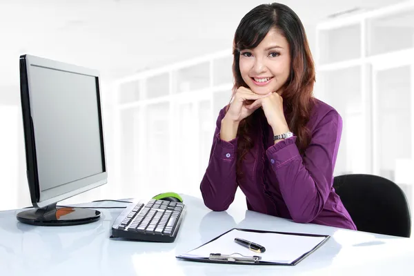 Geschäftsfrau arbeitet auf ihrem Schreibtisch — Stockfoto