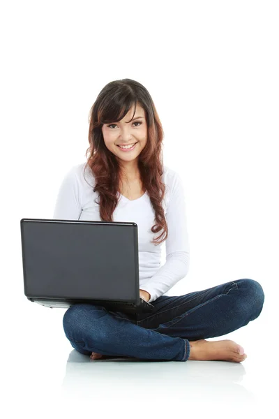 Θηλυκό κάθεται με laptop — Φωτογραφία Αρχείου