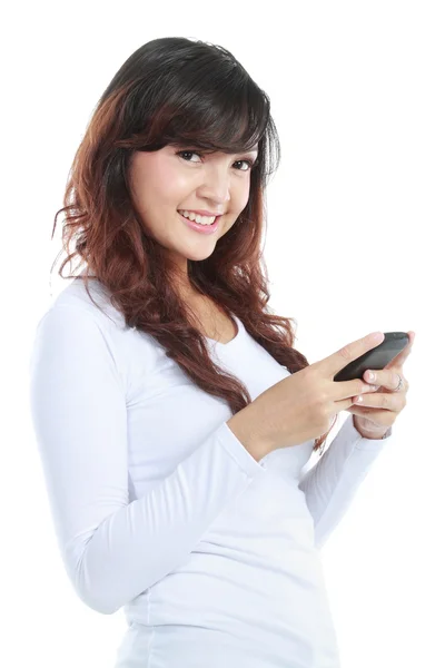 Mulher sorrindo mensagens de texto no telefone celular — Fotografia de Stock