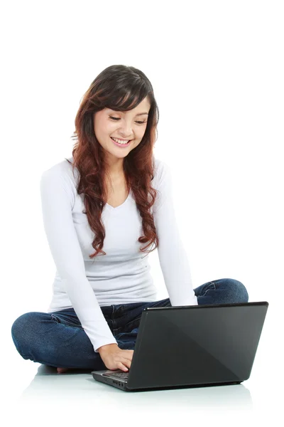 Femme assise avec ordinateur portable — Photo