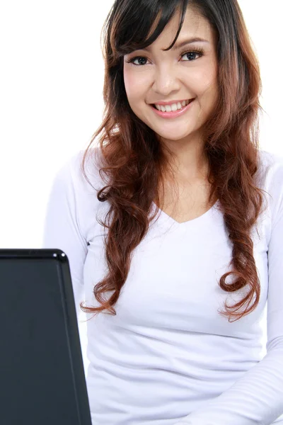 Mulher asiática em um laptop — Fotografia de Stock
