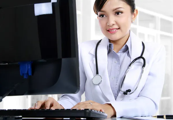 Lekarz pracujący na komputerze — Zdjęcie stockowe