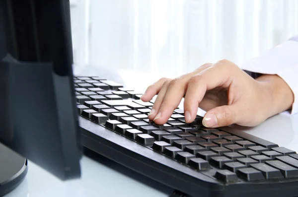 Digitação de mão no teclado do computador — Fotografia de Stock