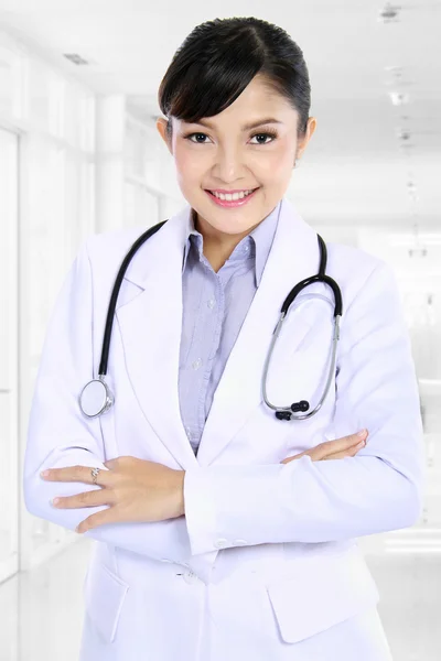 Médico médico mujer en el consultorio —  Fotos de Stock