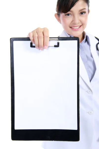 Женщина-врач, медсестра показывает пустой планшет — стоковое фото