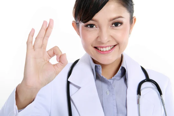 Asiatische Ärztin zeigt okay Geste. — Stockfoto
