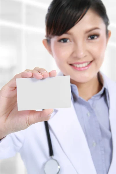 Γιατρός κρατώντας κενό επαγγελματική κάρτα — Φωτογραφία Αρχείου
