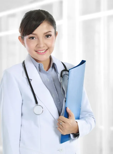 Mujer doctora con documentos — Foto de Stock
