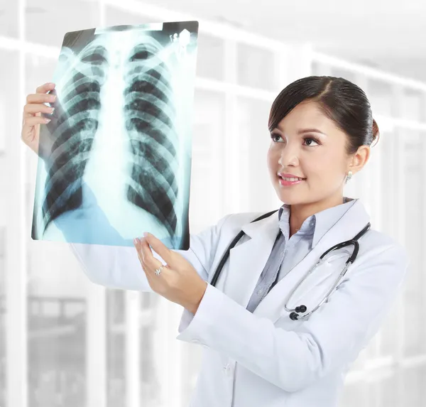 X-레이 보고 여성 의사 — 스톡 사진