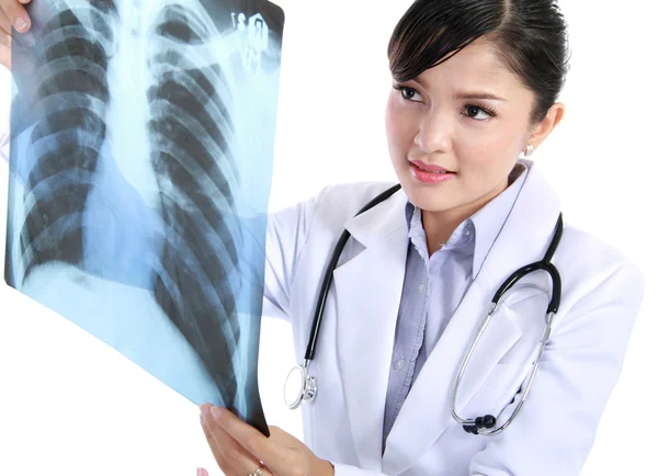Женщина-врач проверяет рентген — стоковое фото