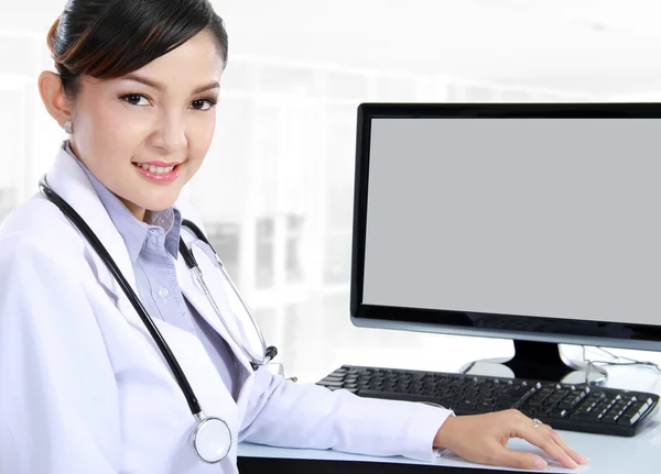 Ärztin sitzt auf ihrem Büro — Stockfoto