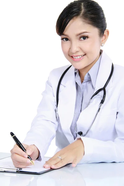Médico mulher escrevendo prancheta — Fotografia de Stock