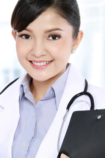 Vrouw arts met een Klembord — Stockfoto