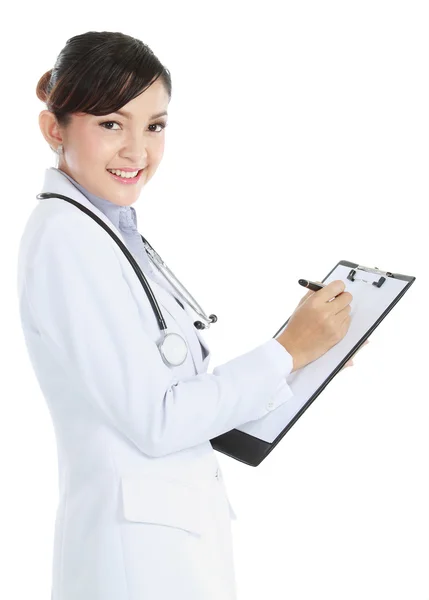 医師の女性の書き込みクリップボード — ストック写真