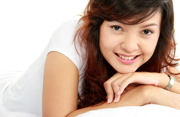 Gyönyörű ázsiai nő az ágyon — Stock Fotó