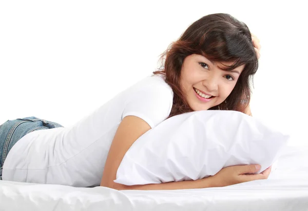 年轻亚洲女人躺在床上 — 图库照片