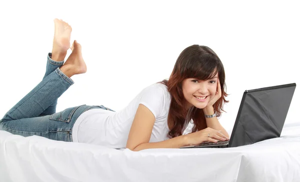 Mujer con portátil en la cama —  Fotos de Stock