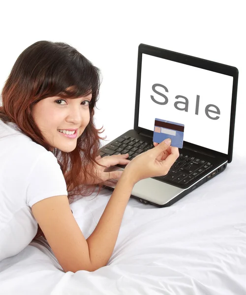 Frau beim Online-Shopping — Stockfoto