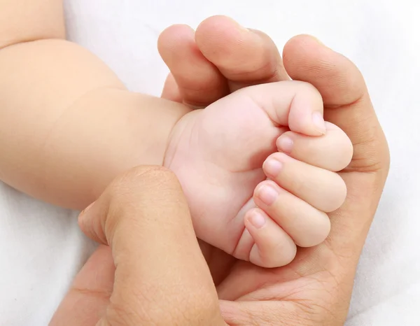 Pequeña mano de bebé —  Fotos de Stock
