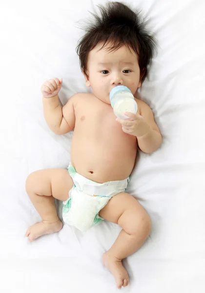 Petit garçon boit du lait — Photo