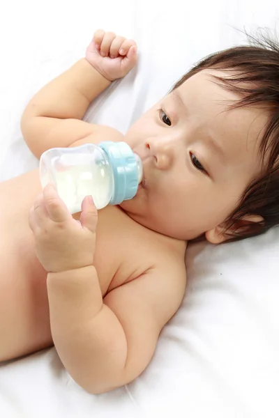 Niño bebe leche — Foto de Stock