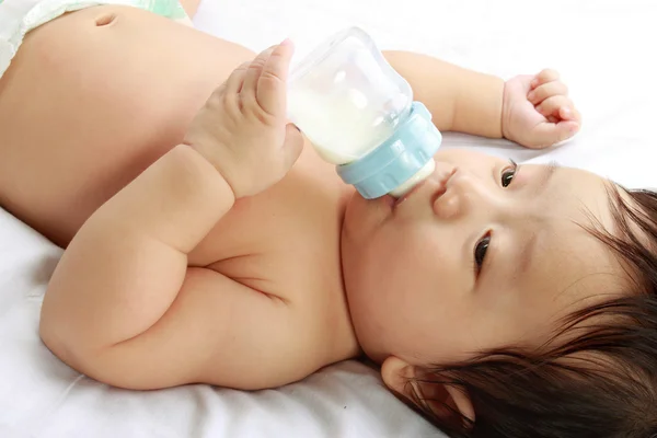 Mały chłopiec pije mleko. — Zdjęcie stockowe