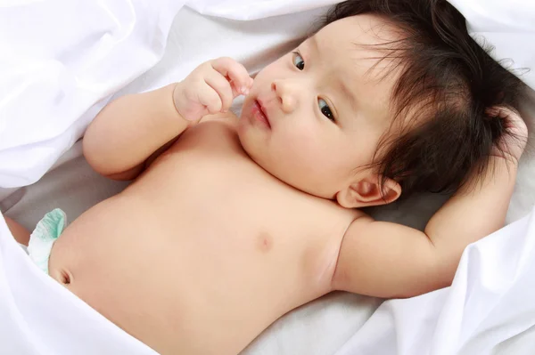 Bébé mignon sur une couverture moelleuse . — Photo