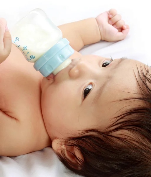 Baby trinkt Milch — Stockfoto